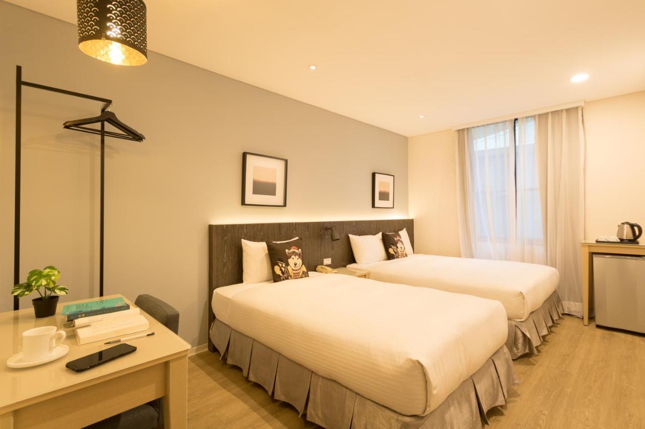 Just Enjoy Business Hotel Tainan Exterior photo