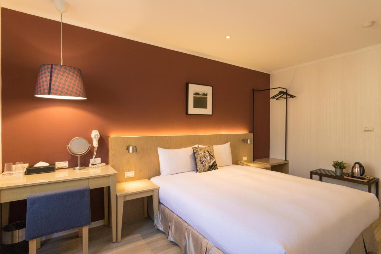 Just Enjoy Business Hotel Tainan Exterior photo