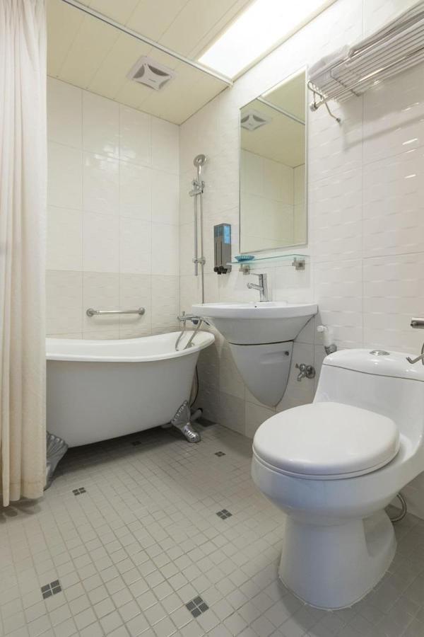 Just Enjoy Business Hotel Tainan Exterior photo