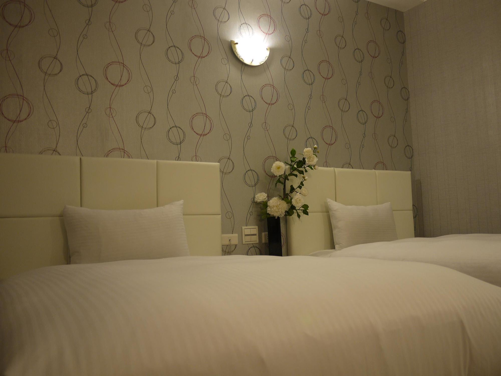 Just Enjoy Business Hotel Tainan Exterior photo