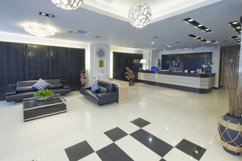 Just Enjoy Business Hotel Tainan Exterior photo