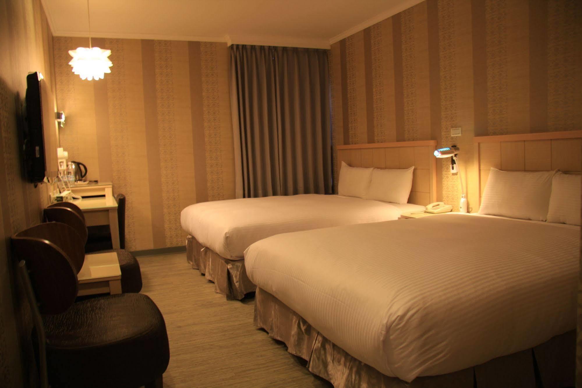 Just Enjoy Business Hotel Tainan Exterior photo