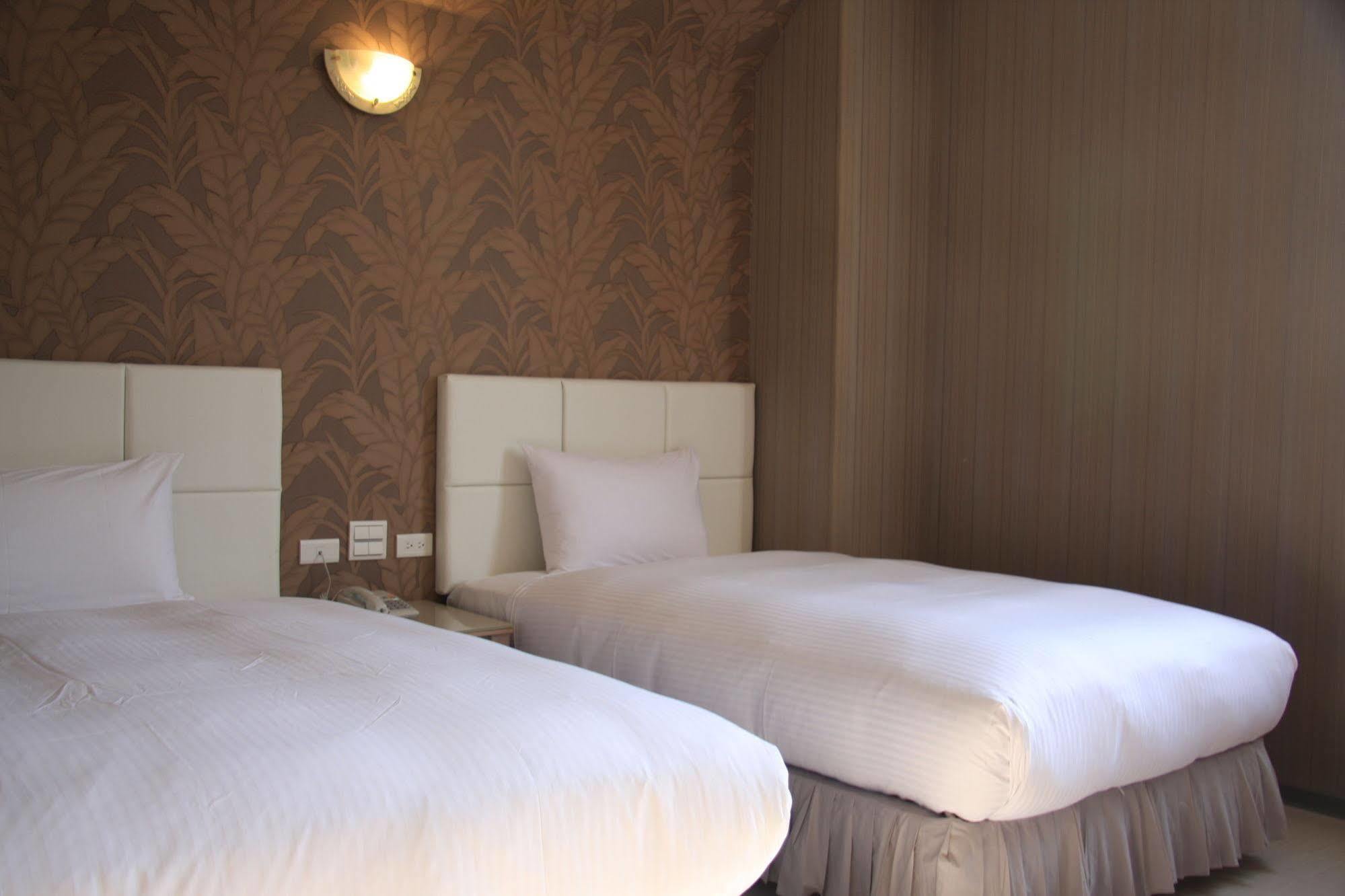 Just Enjoy Business Hotel Tainan Exterior photo