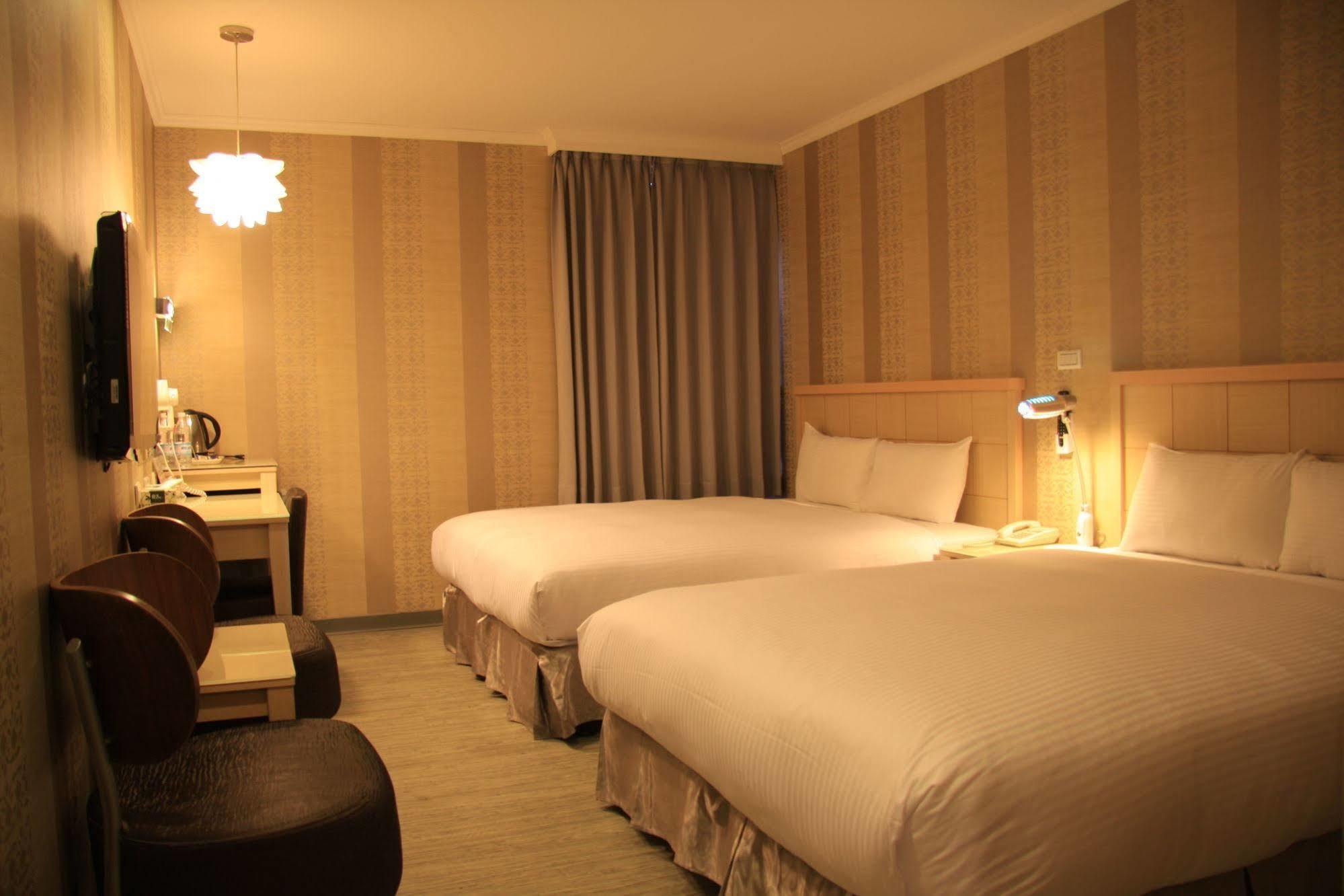 Just Enjoy Business Hotel Tainan Exterior photo