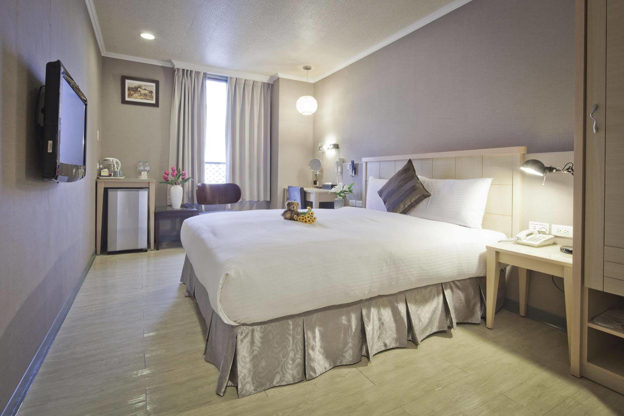 Just Enjoy Business Hotel Tainan Exterior photo