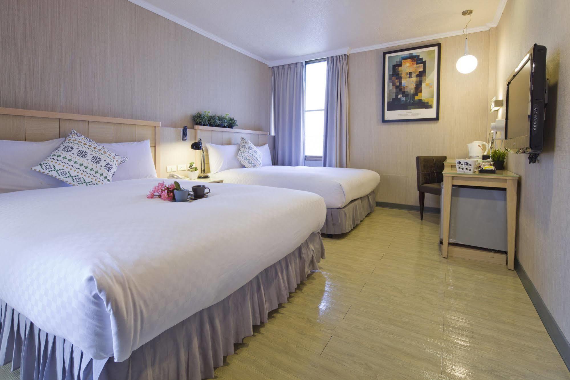 Just Enjoy Business Hotel Tainan Exterior photo