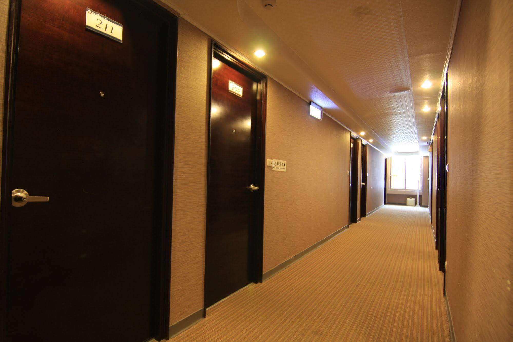 Just Enjoy Business Hotel Tainan Exterior photo