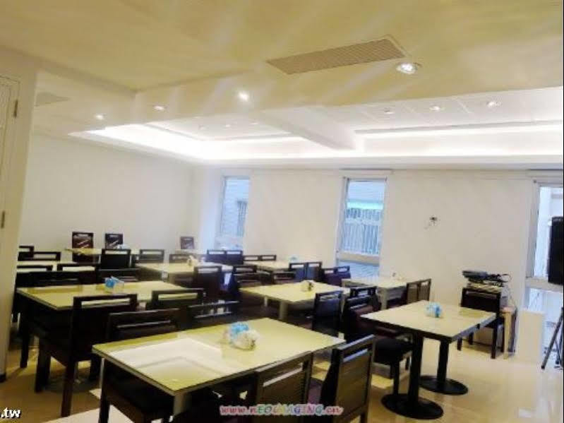 Just Enjoy Business Hotel Tainan Exterior photo